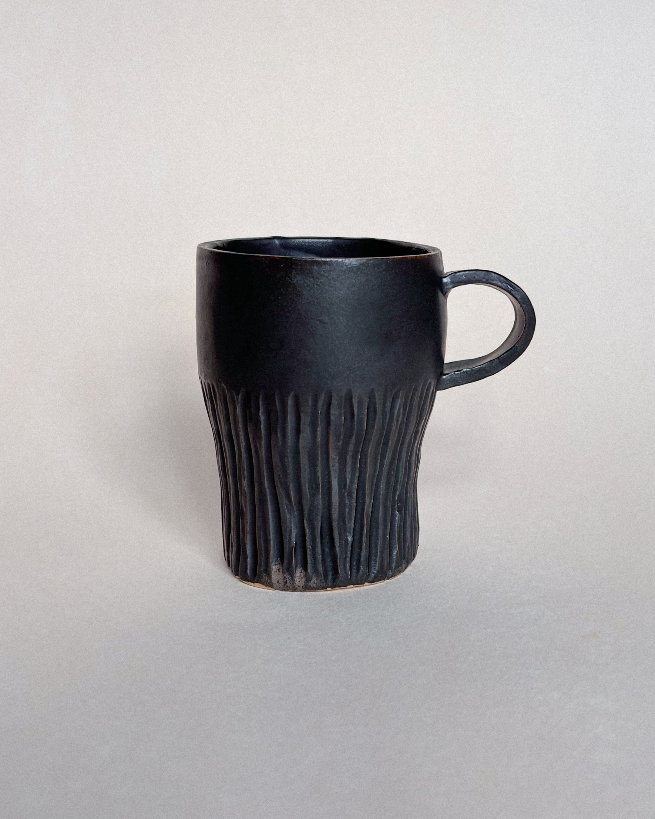 KUBEK ŻEBROWANY BLACK MATTE